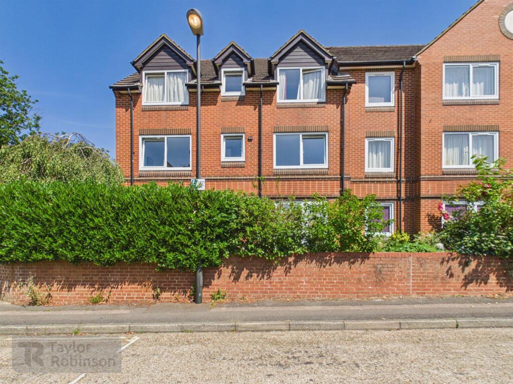 2-bed house on Southgate, Crawley, £95,000