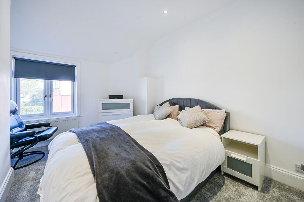 Apartment in New Malden, Motspur Park - View 5