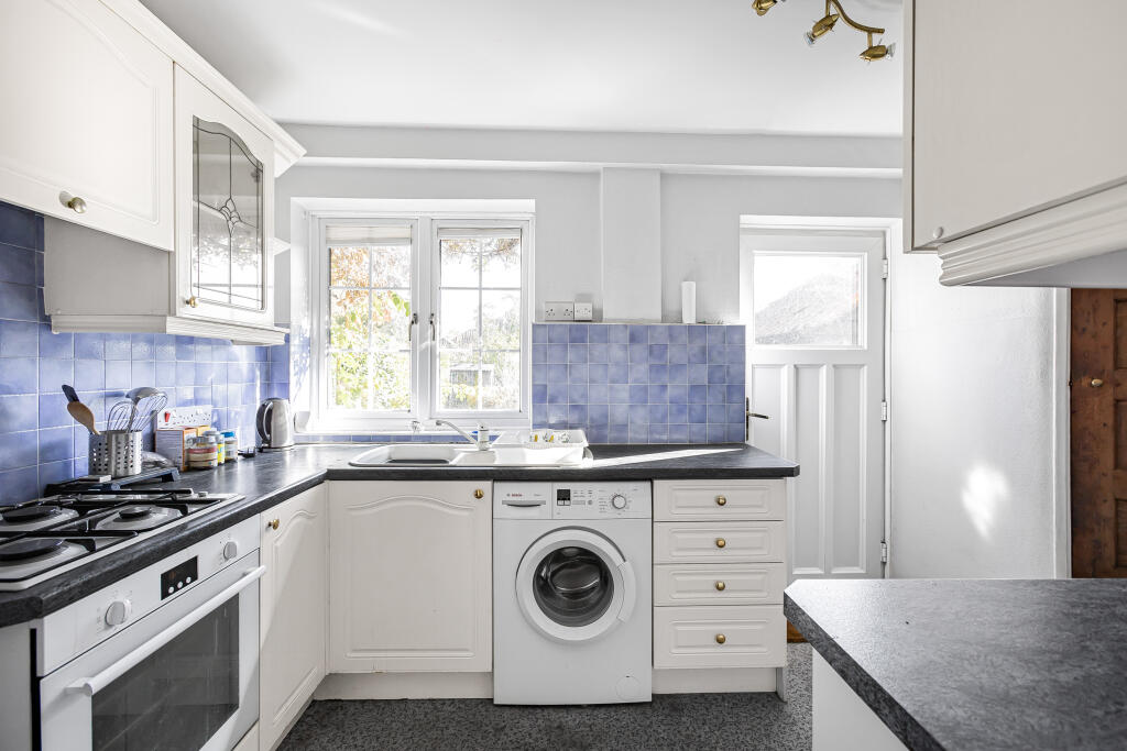 House in Welwyn Hatfield, Hertfordshire - More