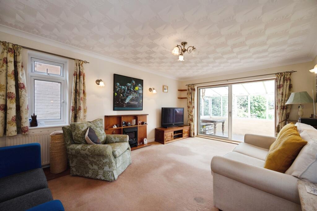 Mengham Avenue, Hayling Island, Hampshire, PO11 photo 4