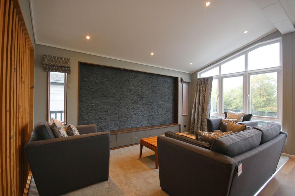Chertsey Lane, Staines-Upon-Thames photo 3