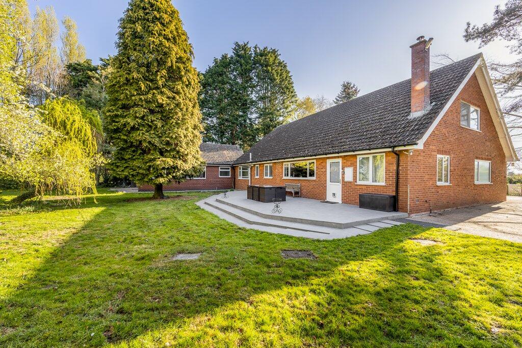 5-bed bungalow on Hives Lane, North Scarle, Lincolnshire, LN6, £700,000