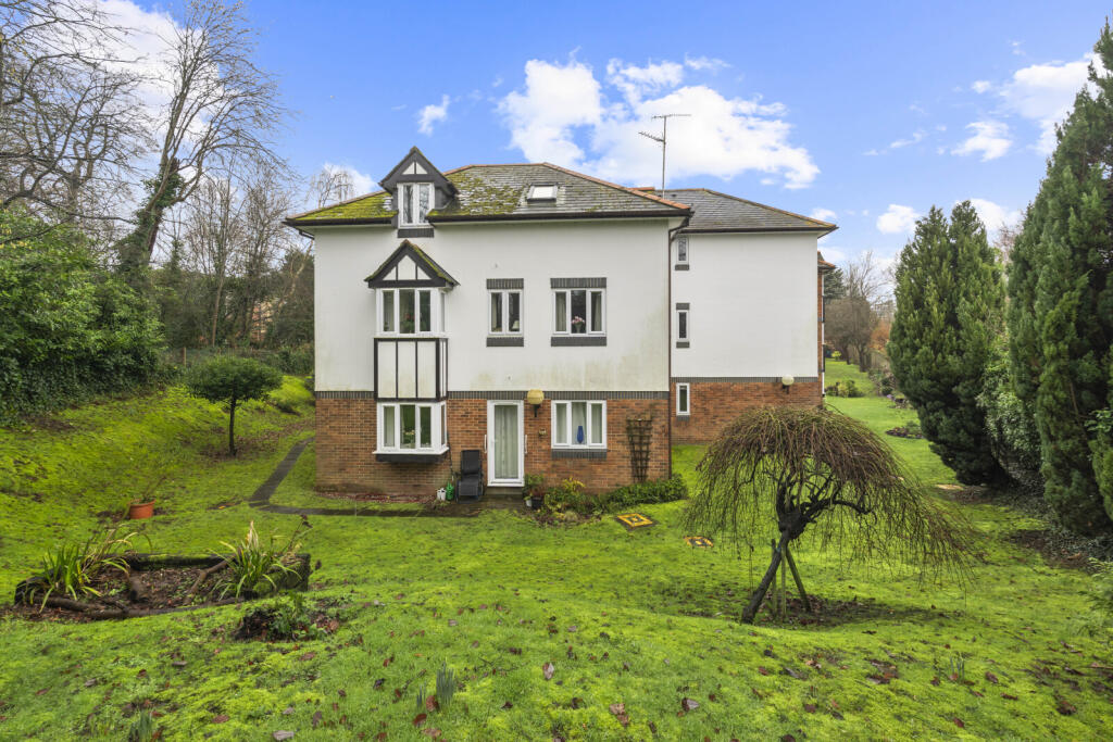 2-bed apartment on Windhill, Bishop's Stortford, Hertfordshire, CM23, £195,000