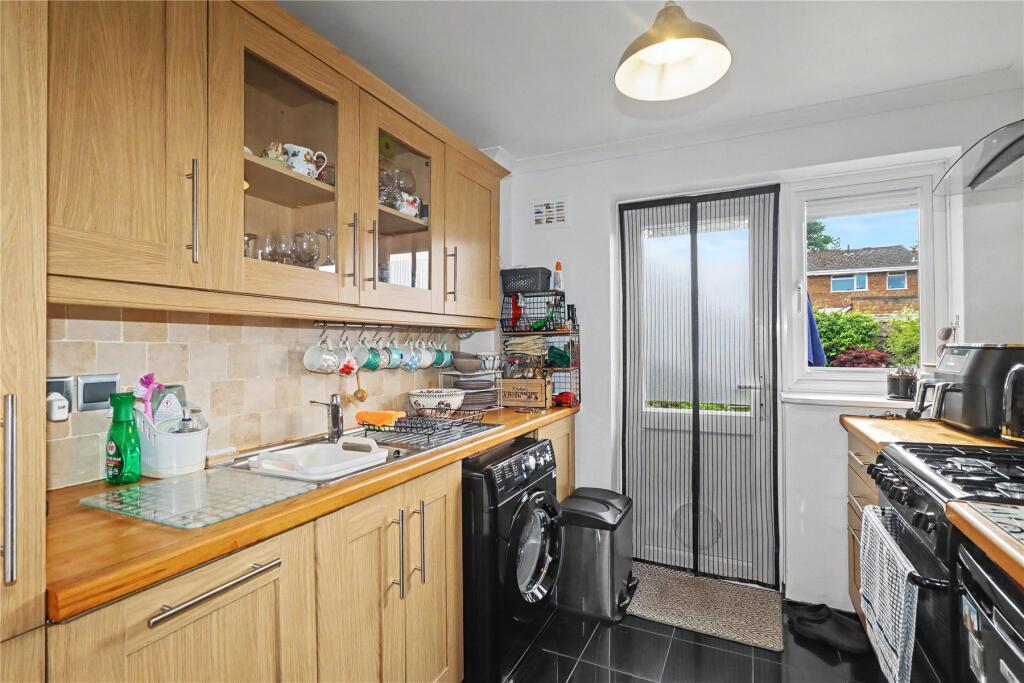 Roundthorn Way, Woking, Surrey, GU21 photo 4