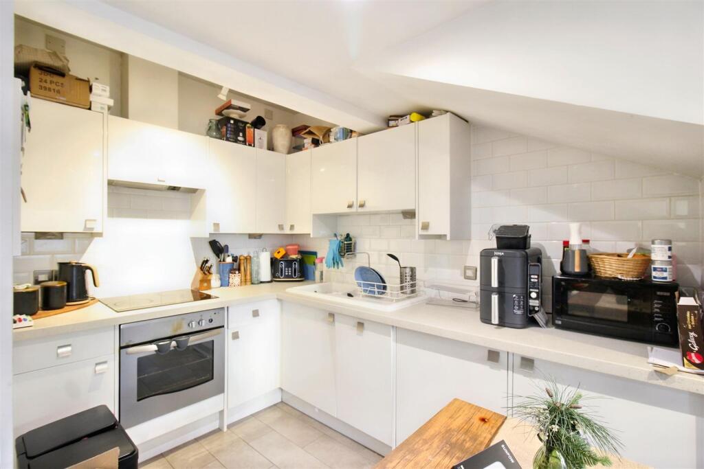 Apartment in Southend-on-Sea - View 5