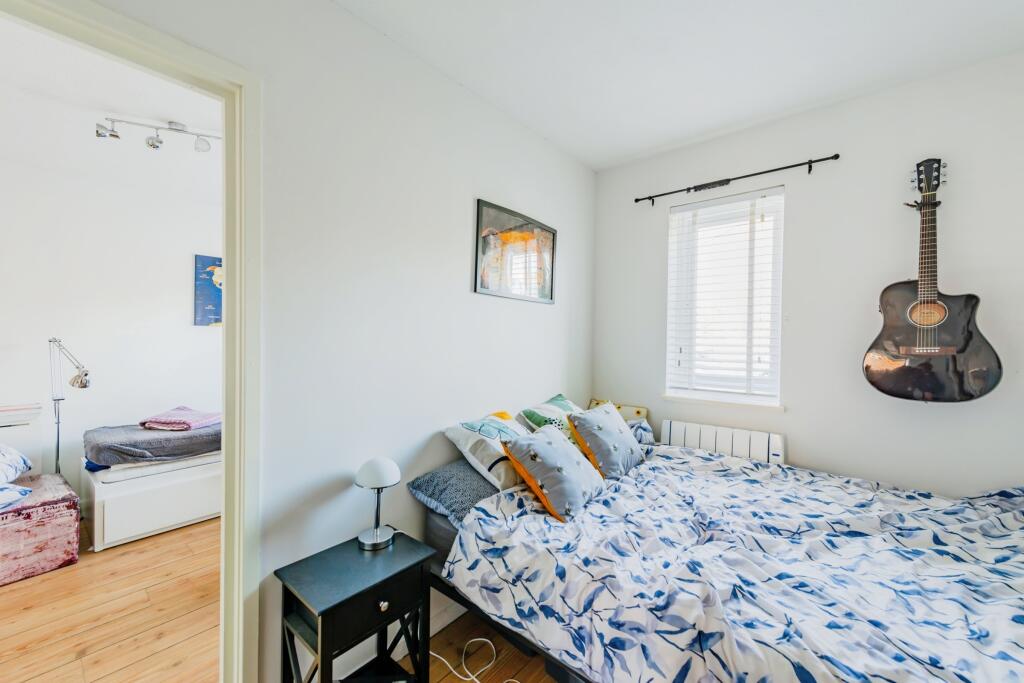 Apartment in Horsham, Broadbridge Heath - More