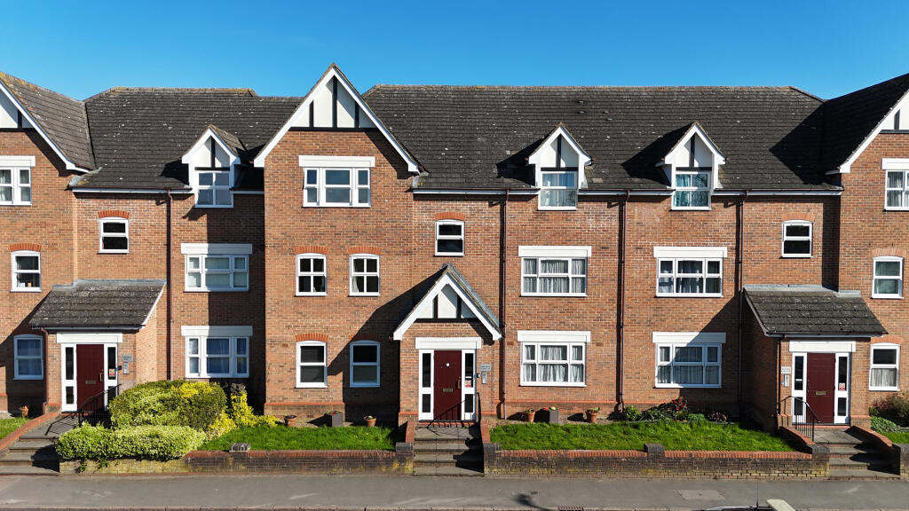 Main image of property: Flat 6, Park Mews, Grovebury Road, Leighton Buzzard, Bedfordshire