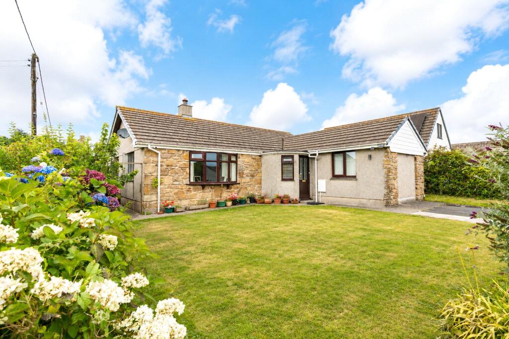 3 bedroom bungalow in St. Buryan, great location, level living