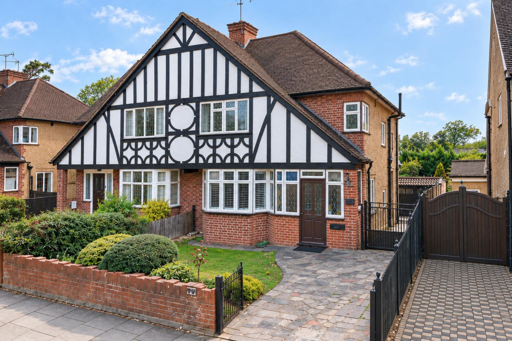 3-bed house on Orchard Drive, Cassiobury, £790,000