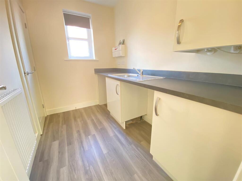 Glebe Road, Boughton, Northampton – další
