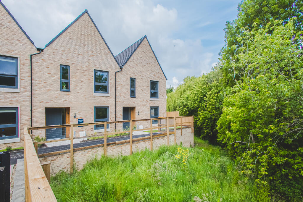 4-bed terraced on Thames View, Blunsdon, SN26 8AQ, £430,000