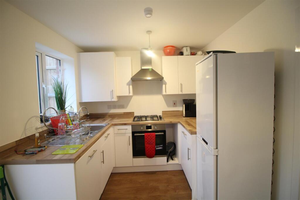 Clutterbuck Close, Chippenham photo 3