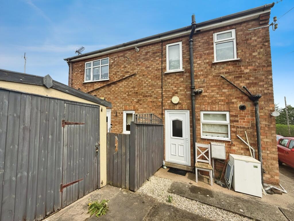 2-bed flat on Peaks Avenue, New Waltham, Grimsby, South Humberside, DN36, £185,000