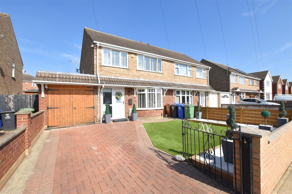 3-bed semi-detached on St. Nicholas Drive, Wybers Wood, Grimsby, £200,000