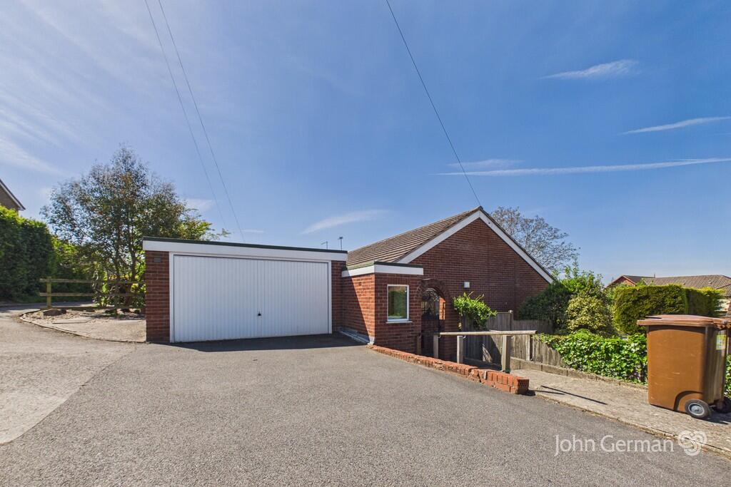 3-bed detached on Hawthorn Crescent, Stapenhill, £300,000