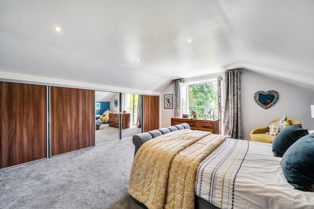 House in Wraysbury, Sunnymeads - More