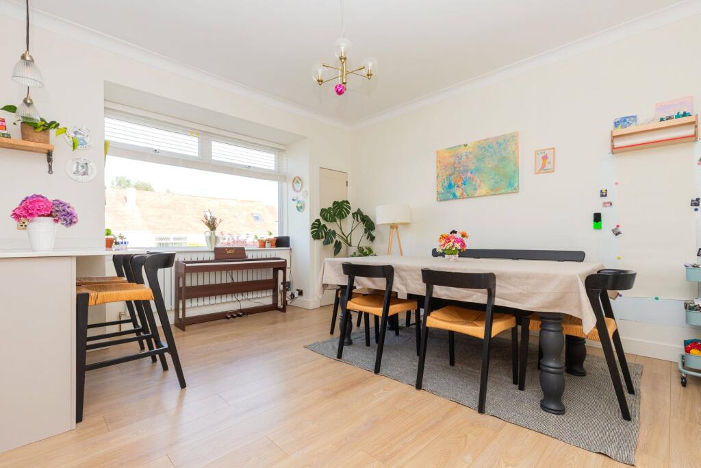 House in Clarkston, Mansefield, Carolside - More