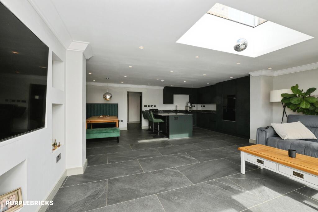 House in Broxbourne, Hertfordshire - View 4