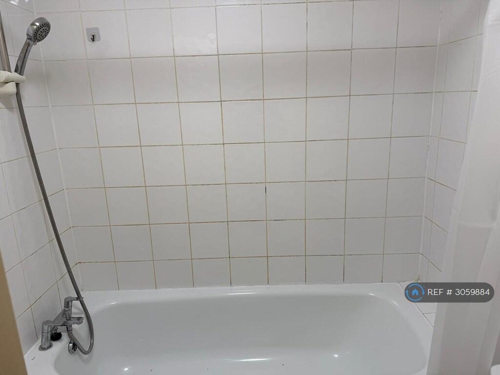 Apartment in Southall - View 4
