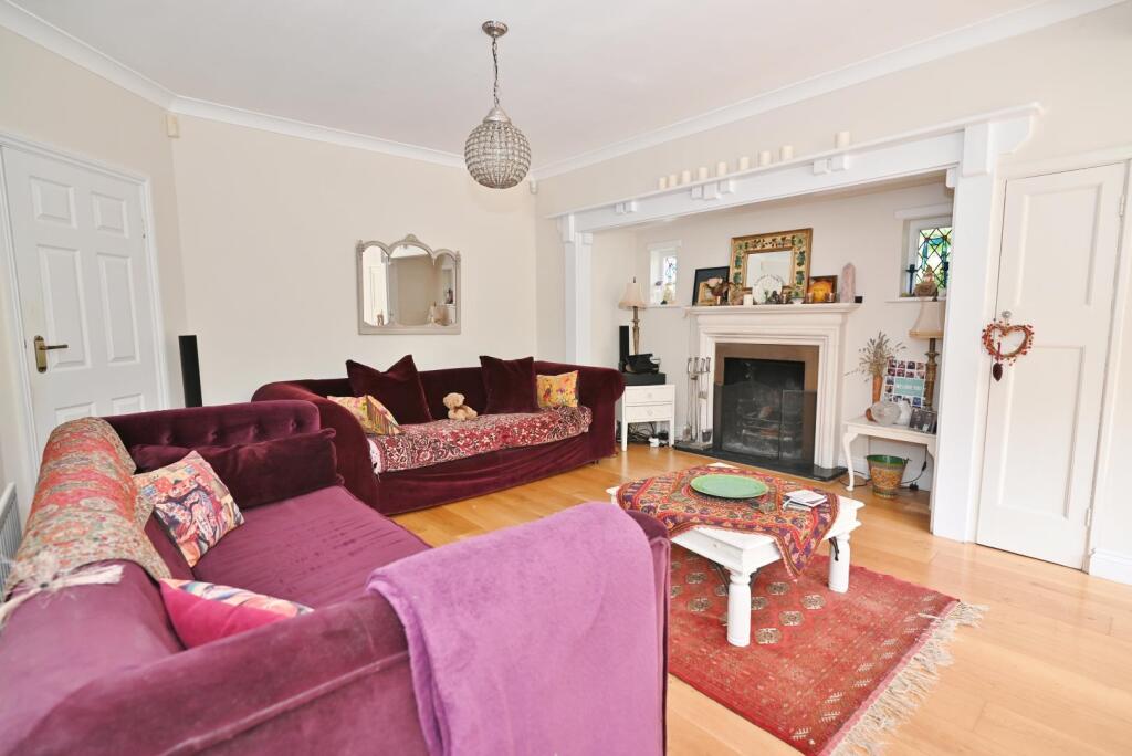 House in Sunbury-on-Thames, Surrey - More