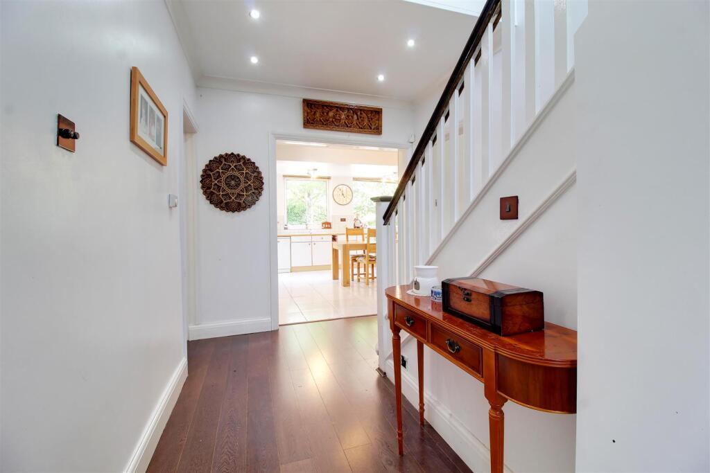 House in Hatfield, Swanley Bar, North Mymms - More