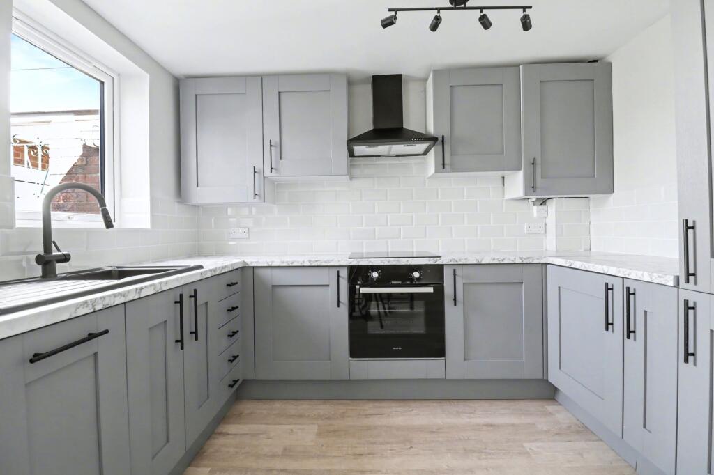 Long Close Road, Hedge End, SO30 - View 3