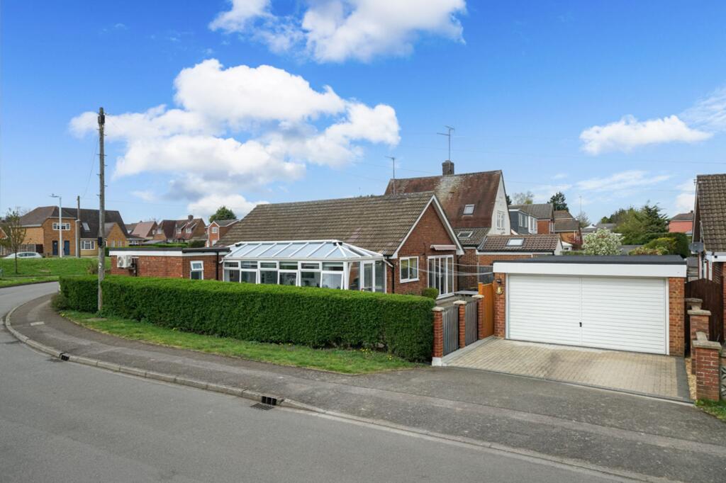 Main image of property: Seamons Close, Dunstable, LU6