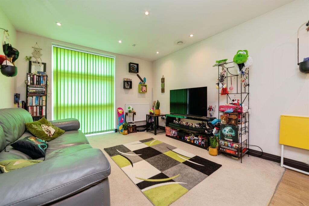 Apartment in Welwyn Garden City, Shire Park, Haldens - View 5