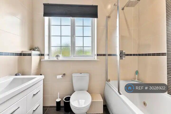 House in Gloucester - View 5