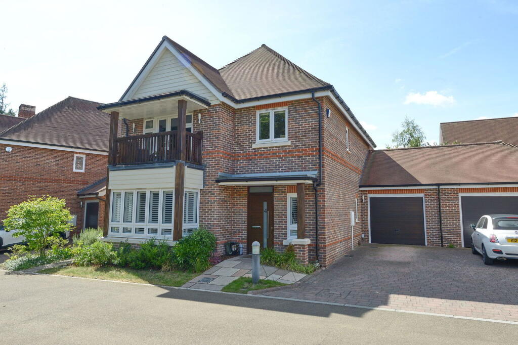 4-bed detached on Serotine, Fleet, GU51 5BW, £825,000