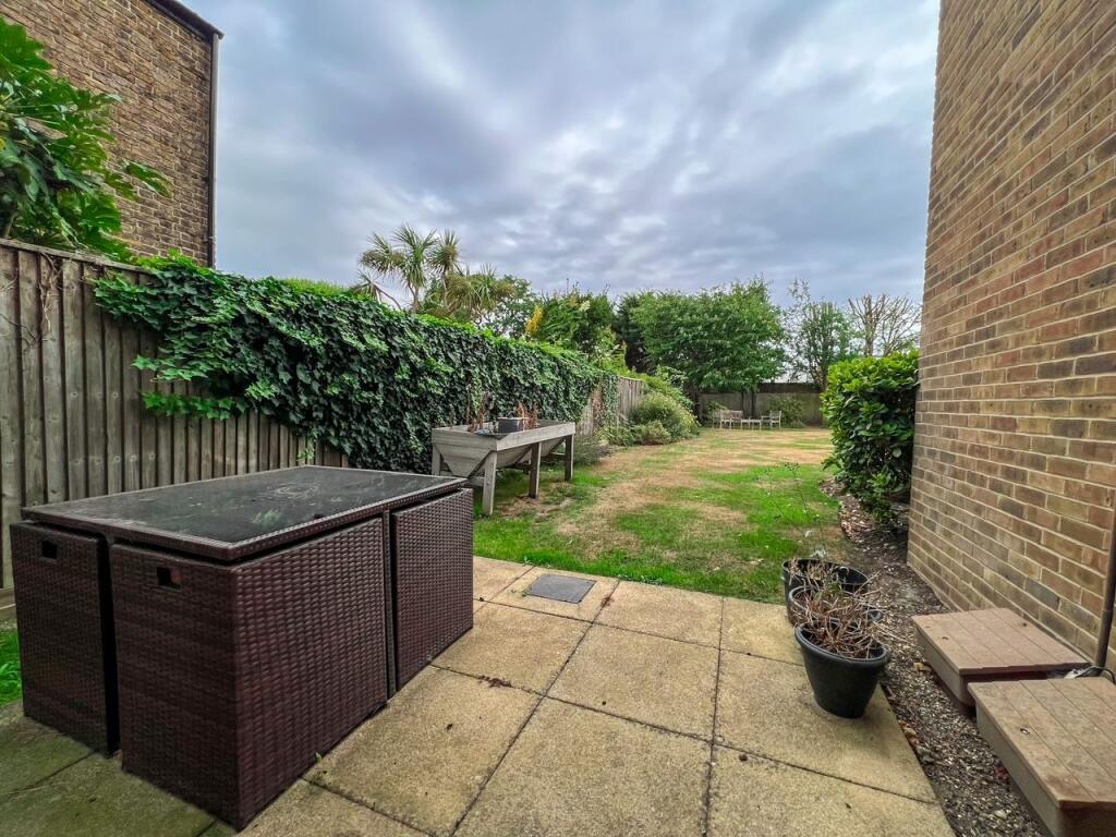 Apartment in Elmbridge, Molesey - View 4