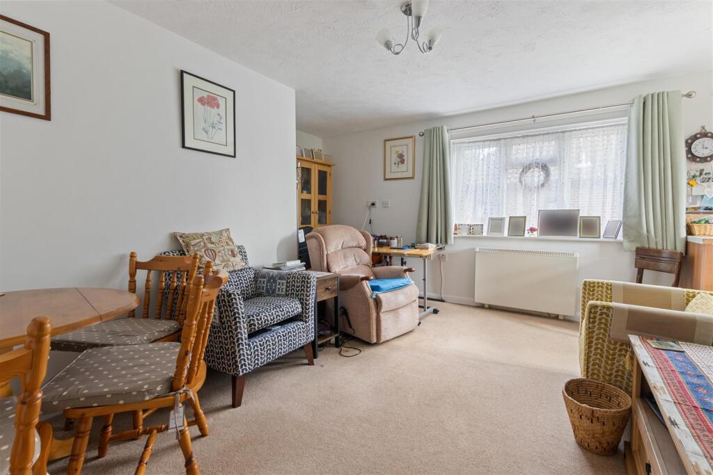 2-bed flat on Alderfield, Petersfield, £150,000
