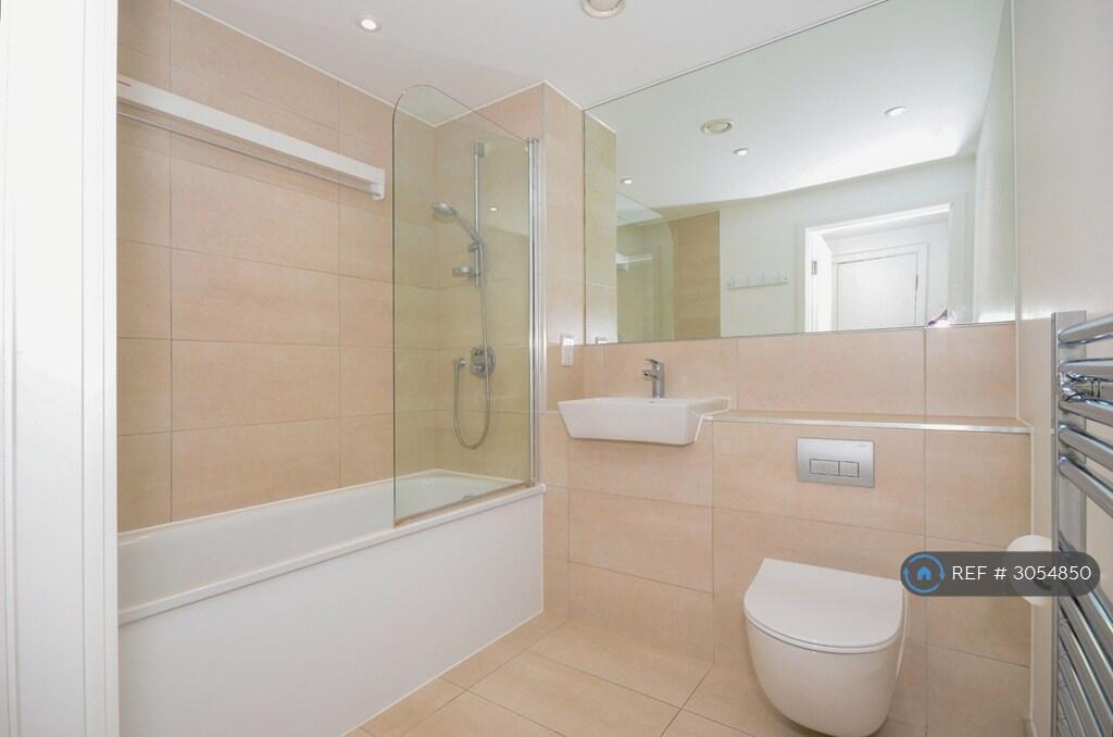 Apartment in Watford, Hertfordshire - View 4