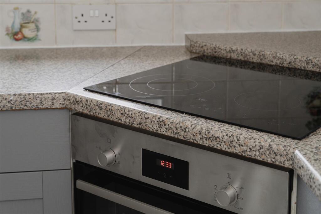 Apartment in Reigate and Banstead, Surrey - View 3