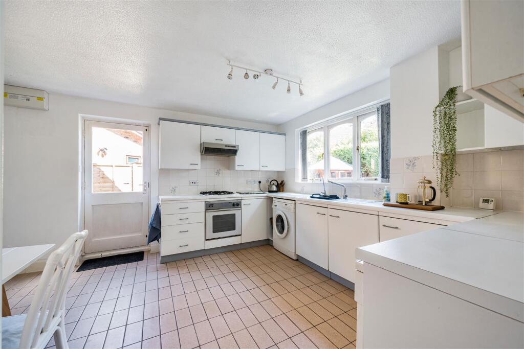 Leith Close, Crowthorne, Berkshire, RG45 6TD photo 5
