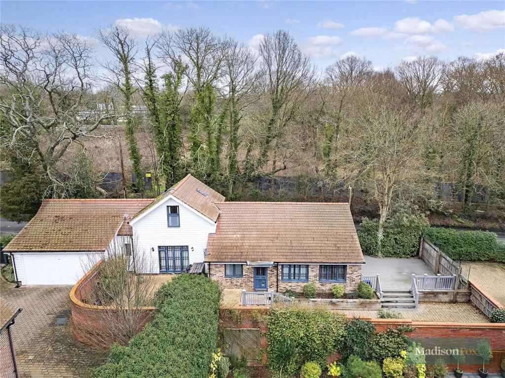 Main image of property: Lingmere Close, Chigwell, Essex, IG7