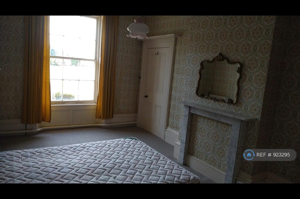 House in Gloucester - View 5