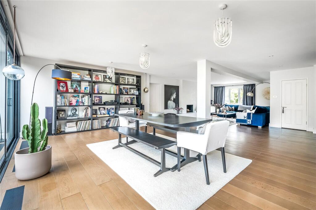 House in Reigate and Banstead, Reigate - More