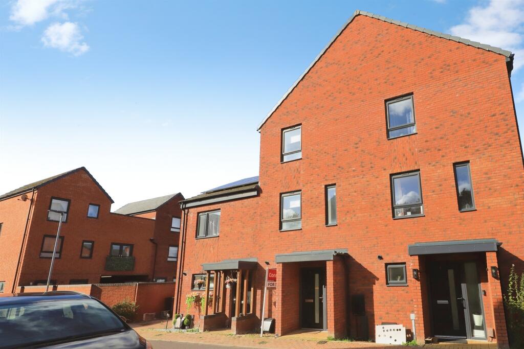 3-bed house on Vincent Southworth Drive, Wednesfield, Wolverhampton, £260,000
