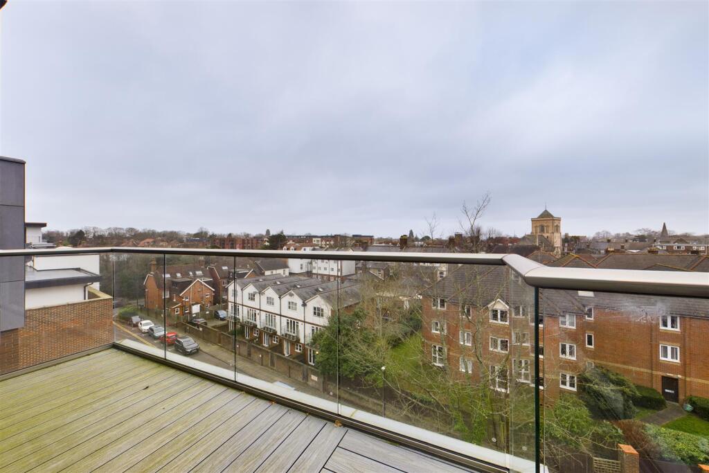Apartment in Redhill - More