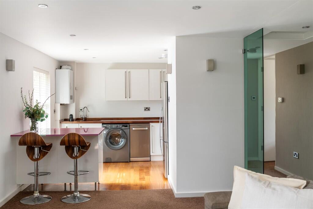 Apartment in Redhill - More