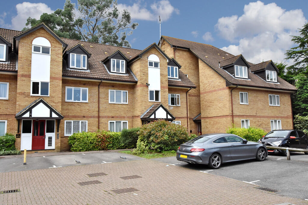 1-bed flat on Rochester Drive, Watford, £180,000