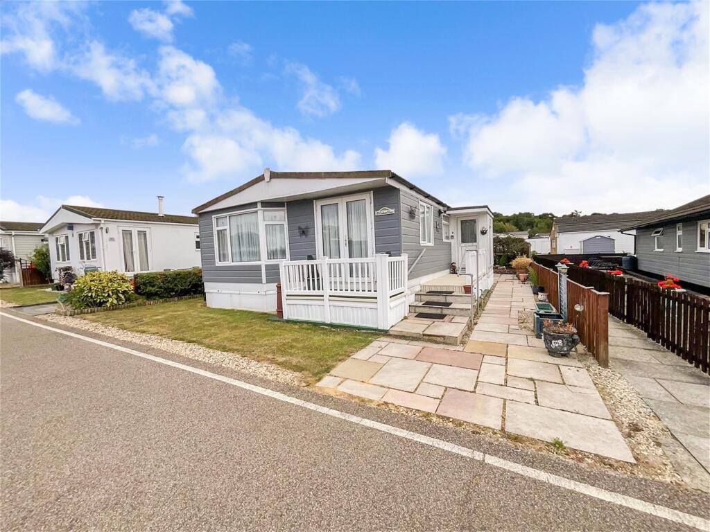 2-bed caravan on Lower Dunton Road, Dunton, Brentwood, Essex, £170,000