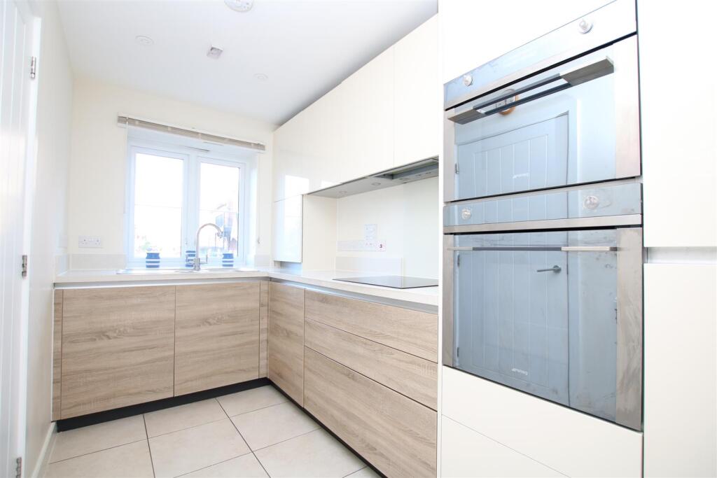House in Horsham, Broadbridge Heath - More