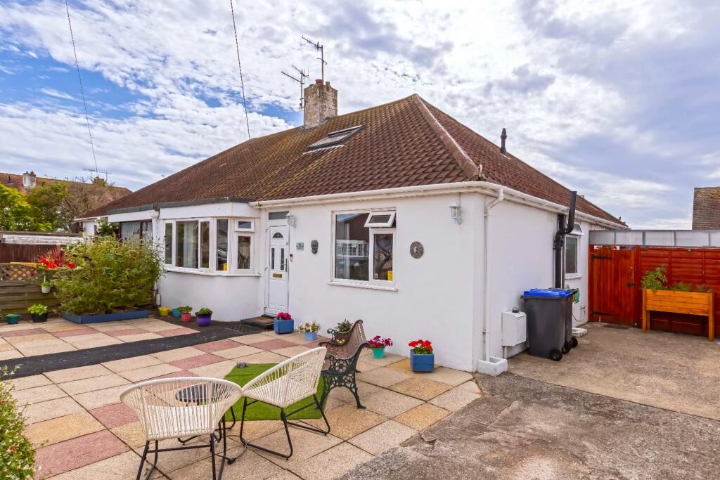 3-bed bungalow on Kings close, Lancing, £470,000