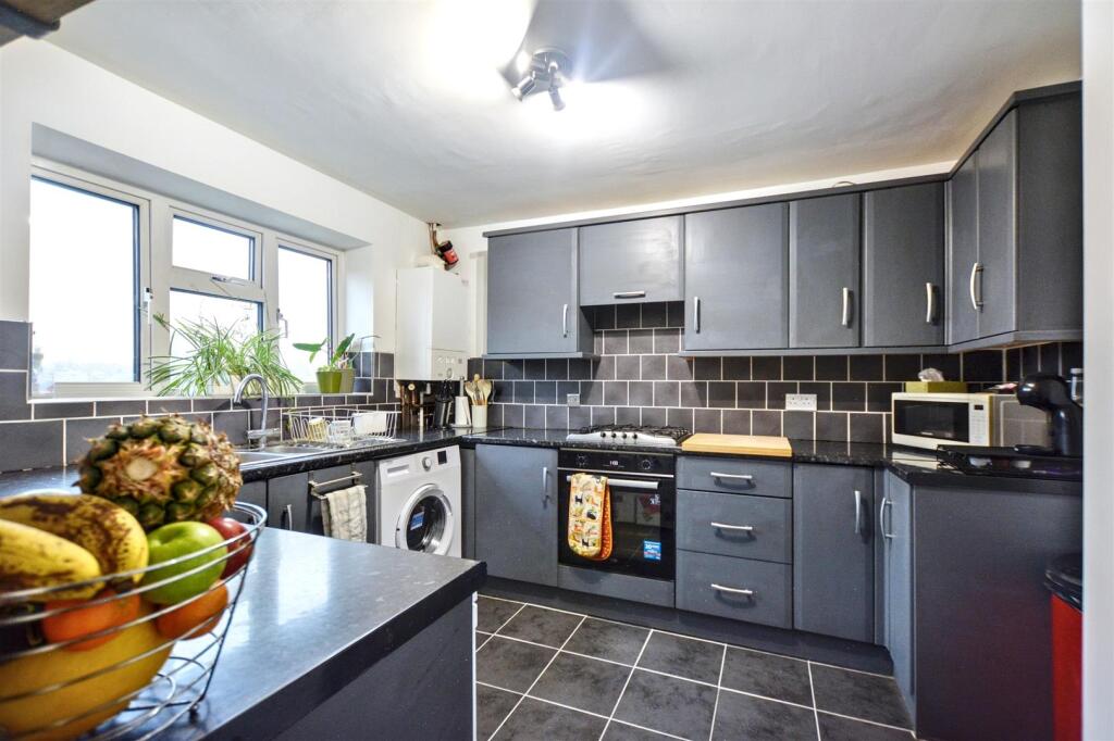 Whiteley Close, Stapleford, Nottingham photo 4