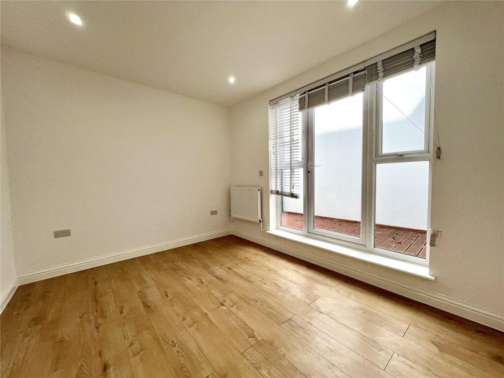 Apartment in Guildford, Surrey - View 3