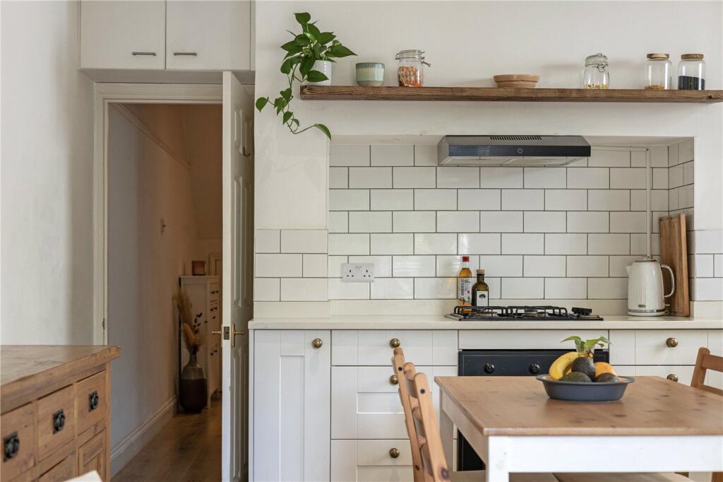 2-bed flat on Edgeley Road, London, SW4, £600,000