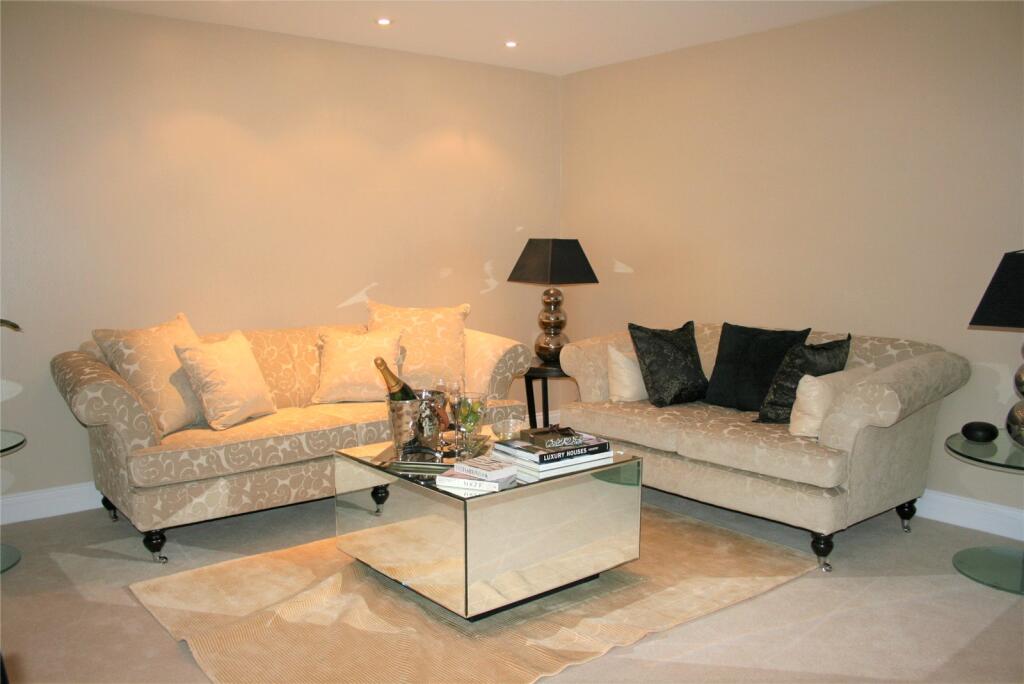 Apartment in Eastbourne, East Sussex - View 2