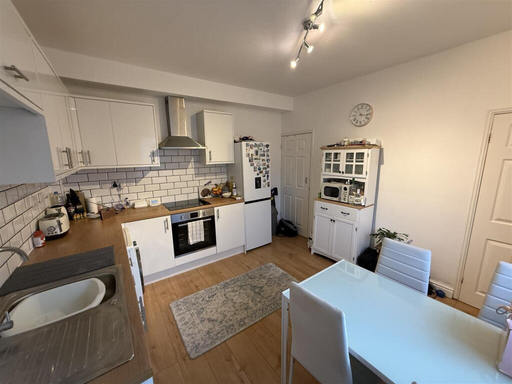 House in Chesterfield, Derbyshire - View 4